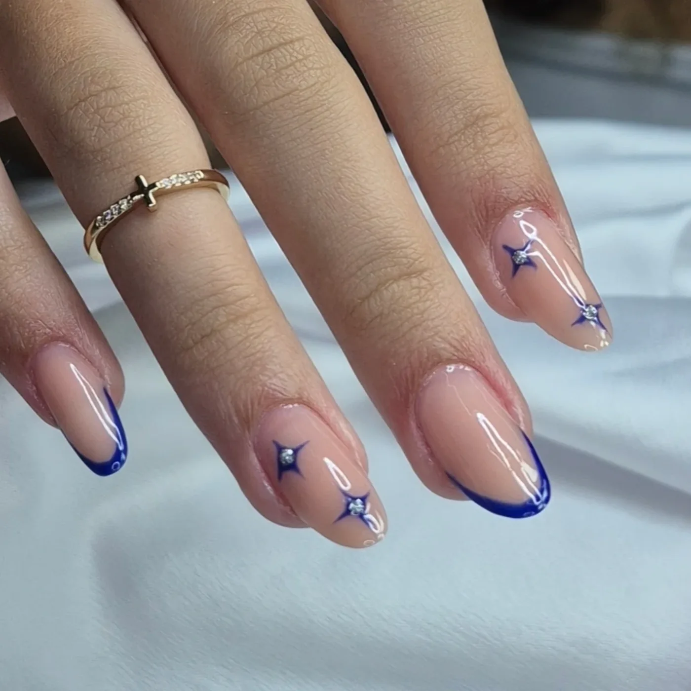 Alongamento amendoado com francesinha azul e estrelas desenhadas