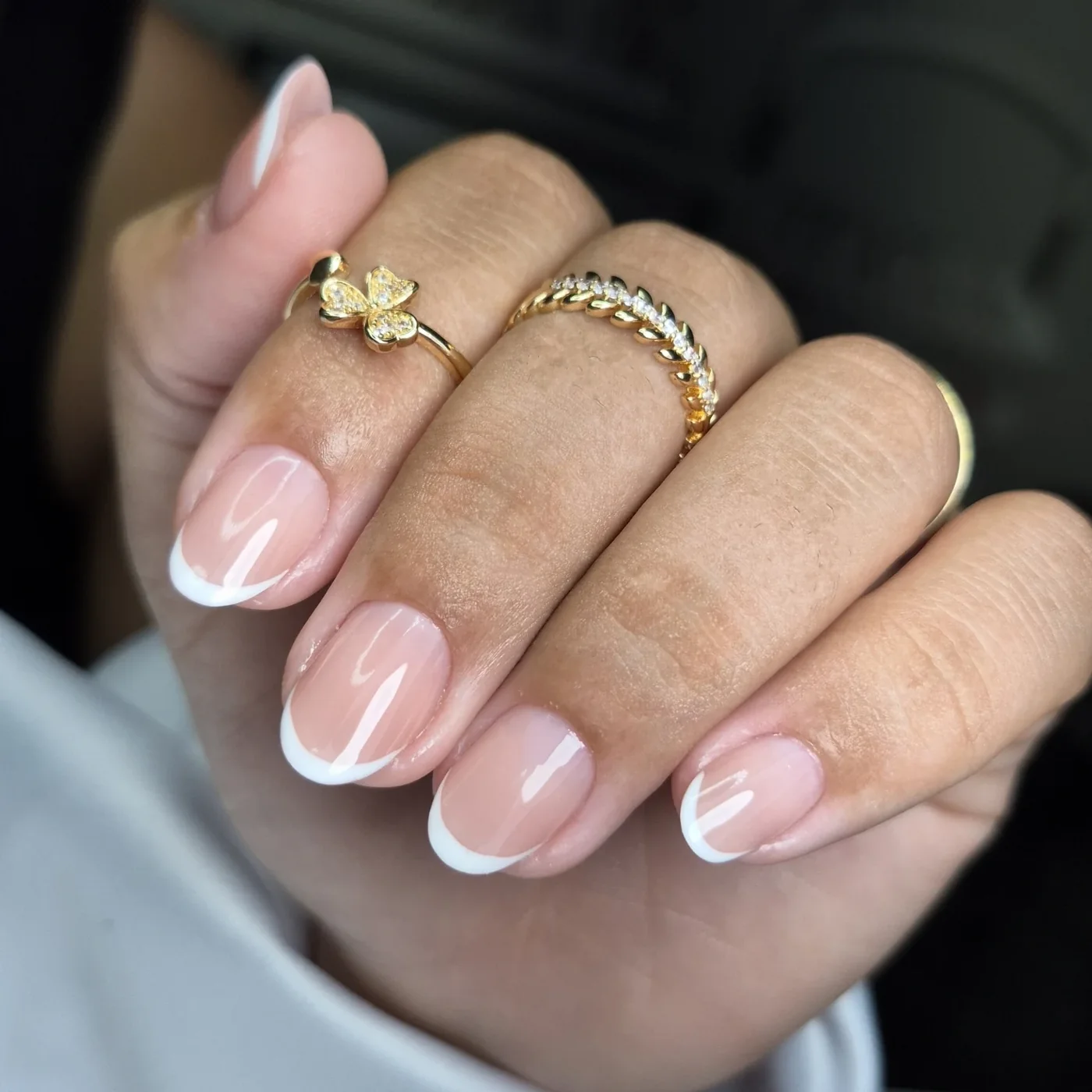 Unhas curtas com francesinha branca discreta